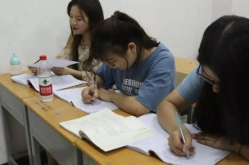 校方回应男子在女生浴池偷拍,男生在女生浴池偷拍事件引发关注，校方迅速回应并采取措施