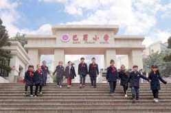 -北京公交“年味”车厢温馨上线-日本央行行长：要是美国闭税损害经济或暂停加休周期-日本央行称特朗普闭税不确定性也许损害经济和家庭决心！2025春运北京站出行全攻略轻易畅游首都